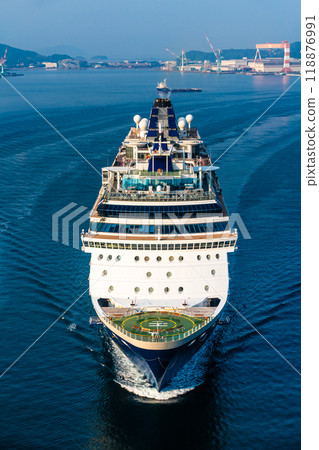 從女神大橋出發的長崎港客船抵達（名人千禧號）【長崎市】 118876991