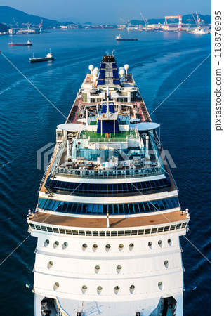 從女神大橋出發的長崎港客船抵達(名人千禧號)【長崎市】 從女神大橋出發的長崎港客船抵達(名人千禧號)【長崎市】 118876995