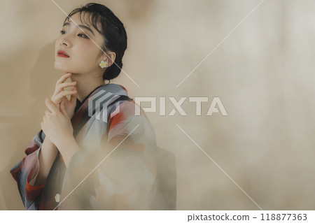 身穿幾何圖案和服的女人 118877363