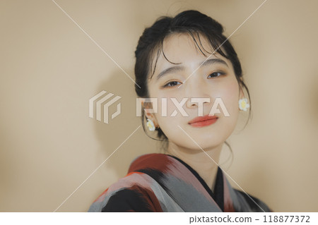 A woman in a kimono Meisen with a geometric pattern 118877372