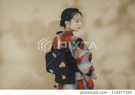 身穿幾何圖案和服的女人 身穿幾何圖案和服的女人 118877380