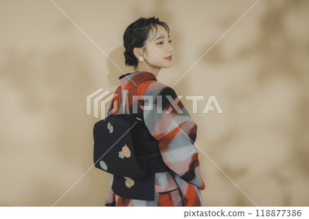 A woman in a kimono Meisen with a geometric pattern 118877386