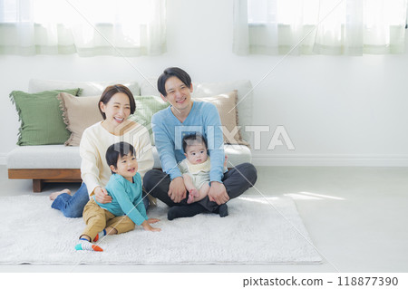 一個家庭在客廳放鬆 一個家庭在客廳放鬆 118877390