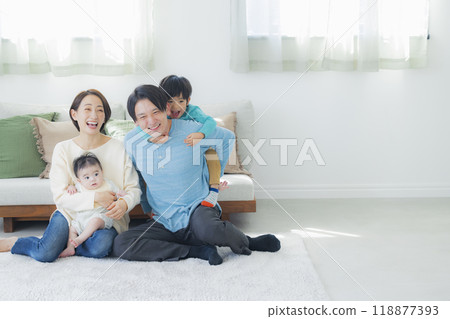 一個家庭在客廳放鬆 118877393