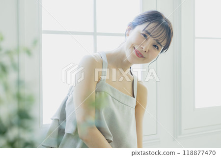 窗邊的女人 118877470