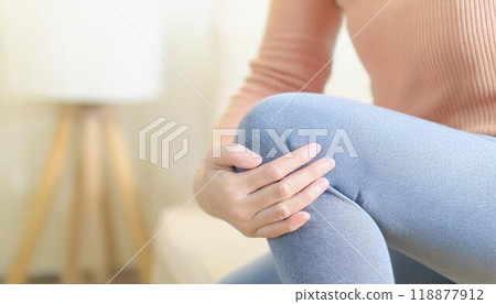 Woman suffering from knee pain 118877912