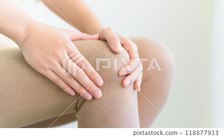 Woman suffering from knee pain 118877913