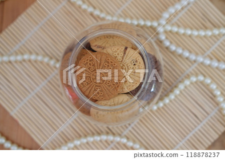 Sandwich cookies in jar 118878237