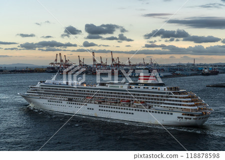 <Kanagawa Prefecture> Luxury cruise ship departing from Yokohama Port <Kanagawa Prefecture> Luxury cruise ship departing from Yokohama Port 118878598