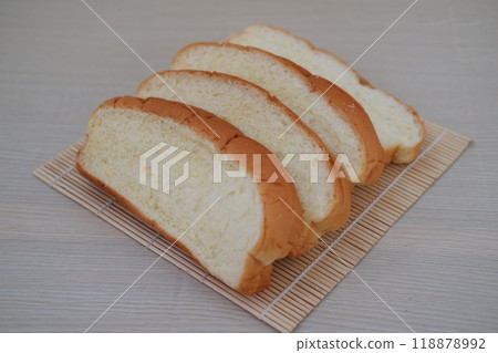 sliced bread on bamboo mat 118878992