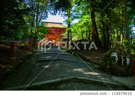 The vermilion-lacquered gate of the East Main Shrine, located at the end of the approach to the shrine. 118879010