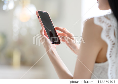 操作智慧型手機的女性肖像 118879101