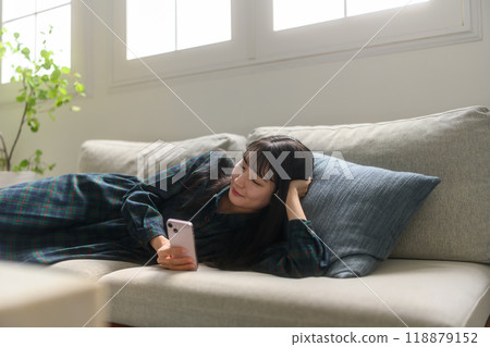 Portrait of a woman operating a smartphone 118879152