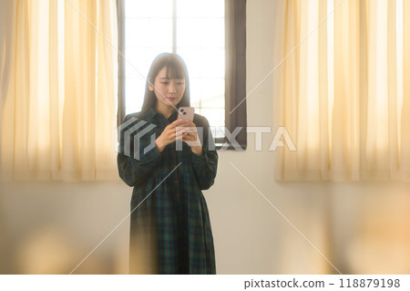 操作智慧型手機的女性肖像 118879198