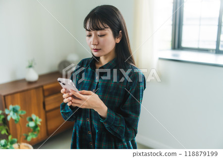 操作智慧型手機的女性肖像 操作智慧型手機的女性肖像 118879199