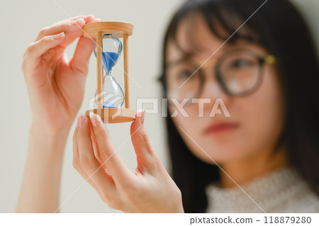 Female portrait 118879280