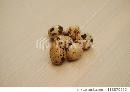Quail eggs on a wooden background 118879332