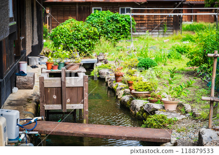 Shirakawa-go: Backyard of a house with an irrigation canal 118879533