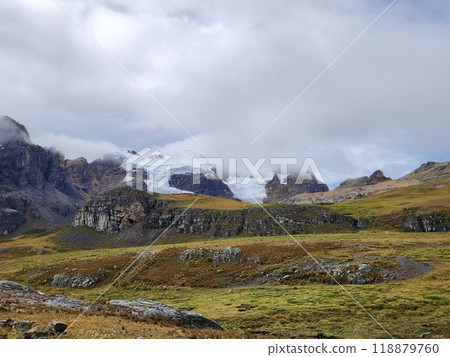 View of mountains and glaciers in Huascaran National Park, Peru 118879760