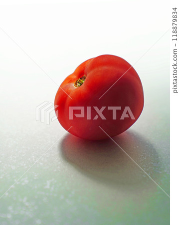 I looked intently at the fresh tomatoes. I looked intently at the fresh tomatoes. 118879834