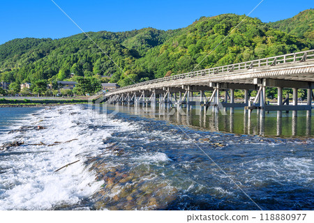 夏天的京都嵐山、渡月橋和桂川流 118880977