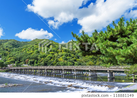 夏日天空中的京都嵐山渡月橋 夏日天空中的京都嵐山渡月橋 118881149