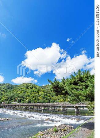 夏日天空中的京都嵐山渡月橋 夏日天空中的京都嵐山渡月橋 118881150