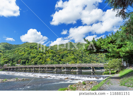 夏日天空中的京都嵐山渡月橋 118881151
