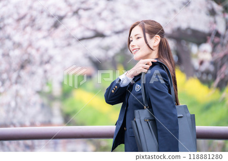 高中女生新學期通勤上學 高中女生新學期通勤上學 118881280