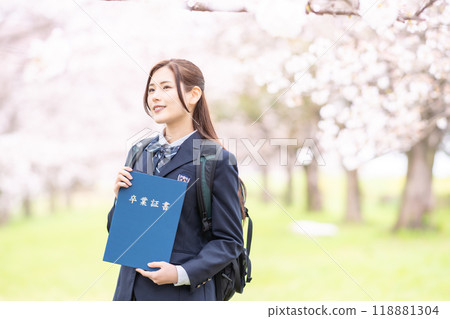 一名女高中生在盛開的櫻花叢中慶祝畢業典禮。 118881304