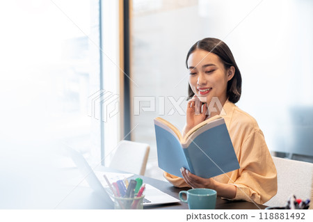 woman reading woman reading 118881492
