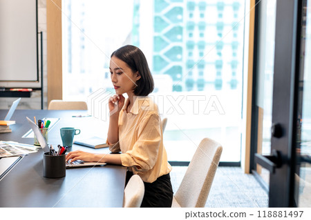 一位女士在小會議室專注工作 118881497