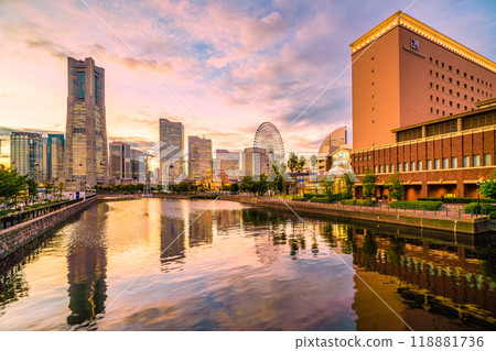 日本橫濱城市景觀，十月。港未來景觀，包括橫濱地標塔和 Navios Yokohama = 1 天 118881736