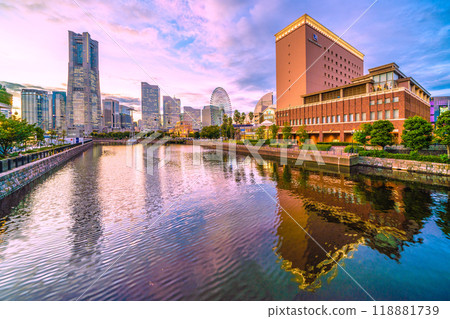 日本橫濱城市景觀,十月。港未來景觀,包括橫濱地標塔和 Navios Yokohama = 1 天 日本橫濱城市景觀,十月。港未來景觀,包括橫濱地標塔和 Navios Yokohama = 1 天 118881739