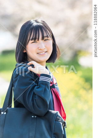 春天櫻花盛開時，微笑著上學的女高中生 118882064