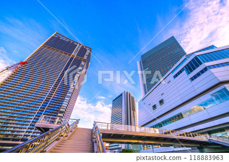 日本橫濱城市景觀，十月。有步行橋的城鎮...北中十字甲板、橫濱市政廳、Tower Man等景觀=1天 118883963