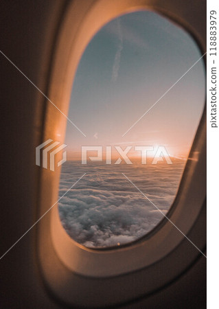 從飛機窗口看到的日落 從飛機窗口看到的日落 118883979