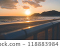 一個人和一隻狗看海上日落 118883984