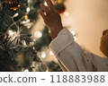 嬰兒和聖誕樹 118883988