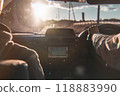 從汽車駕駛座看到的景色 118883990