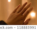 女人的手與結婚戒指 118883991