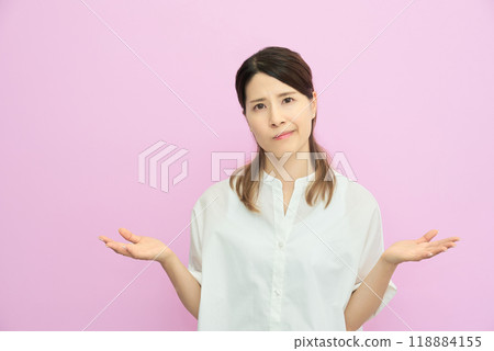A woman with a questioning expression A woman with a questioning expression 118884155