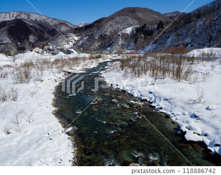 長野縣白馬村冰雪融化的清澈河流 長野縣白馬村冰雪融化的清澈河流 118886742