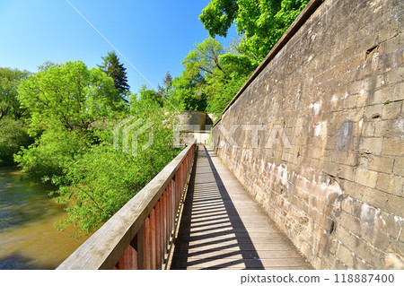 法國梅斯。塞勒河畔貝爾克魯瓦堡的城牆。拍攝於 2024 年 5 月 11 日。 法國梅斯。塞勒河畔貝爾克魯瓦堡的城牆。拍攝於 2024 年 5 月 11 日。 118887400