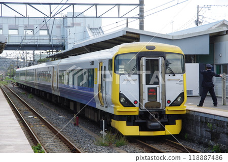 Conductor departing the Wakashio Express on the Sotobo Line (Ohara Station) Conductor departing the Wakashio Express on the Sotobo Line (Ohara Station) 118887486