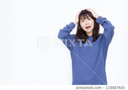 一個驚訝的女人抱著她的頭 118887683