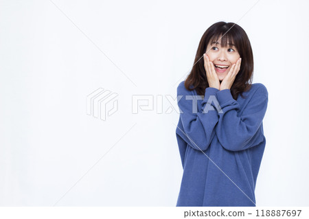 驚訝的女人帶著微笑 118887697