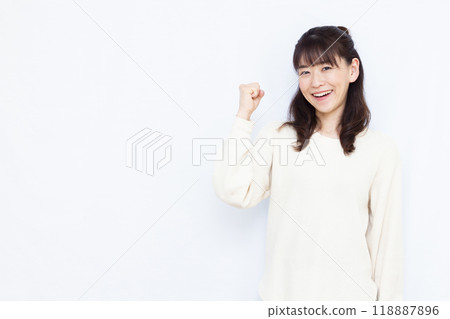 一個女人微笑著擺出勇敢的姿勢 118887896