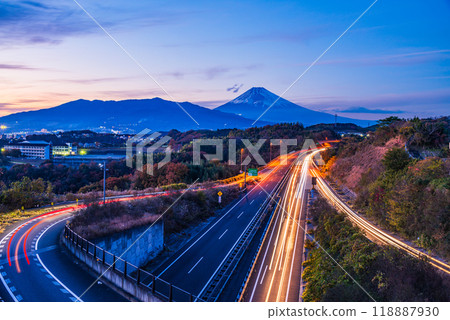 [靜岡縣]從伊豆縱貫高速公路三島塚原IC出發的黃昏富士山 118887930