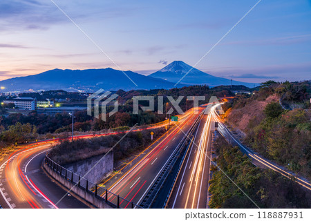 [靜岡縣]從伊豆縱貫高速公路三島塚原IC出發的黃昏富士山 118887931